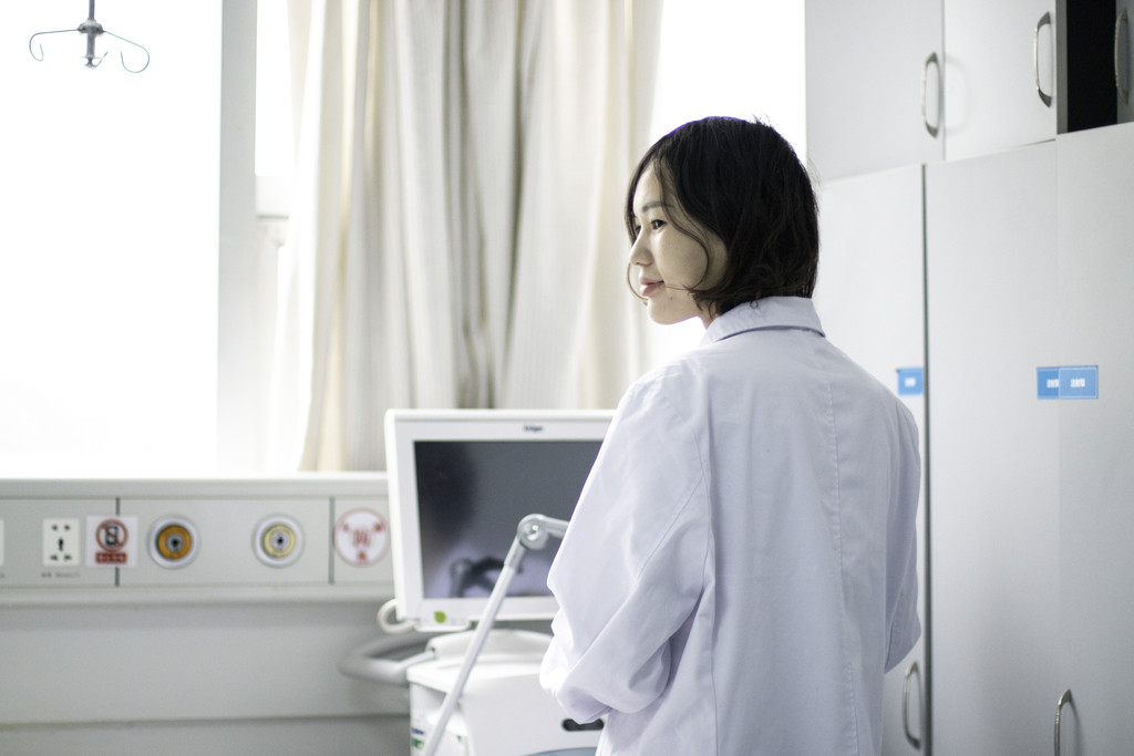 白色医疗年轻医生护士检查写字背景图片