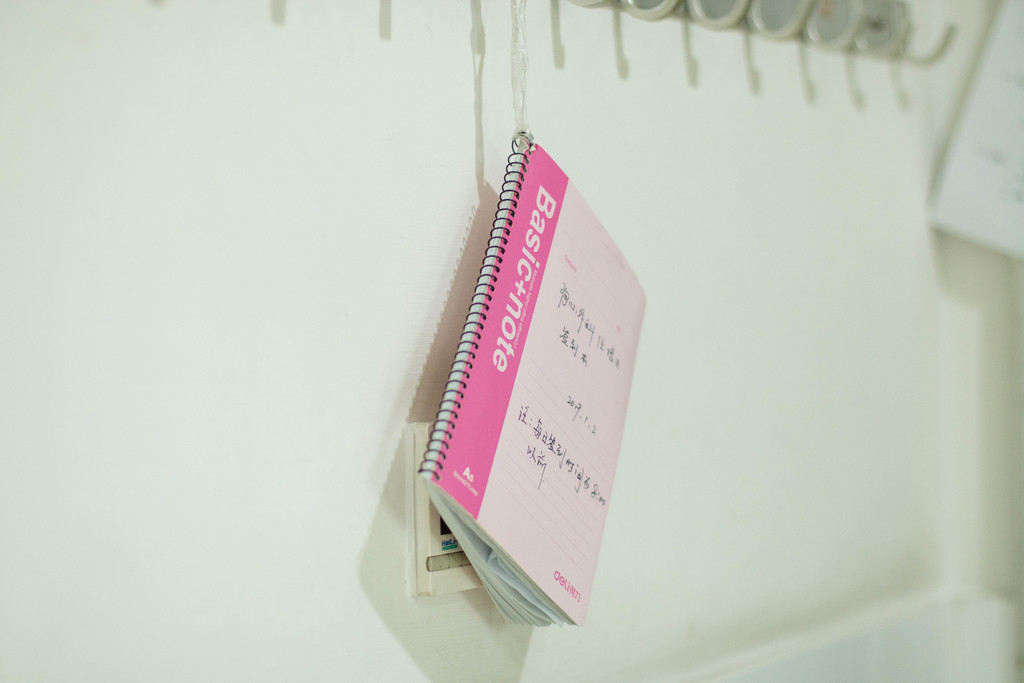 健康医疗医院墙上挂着本子背景图片