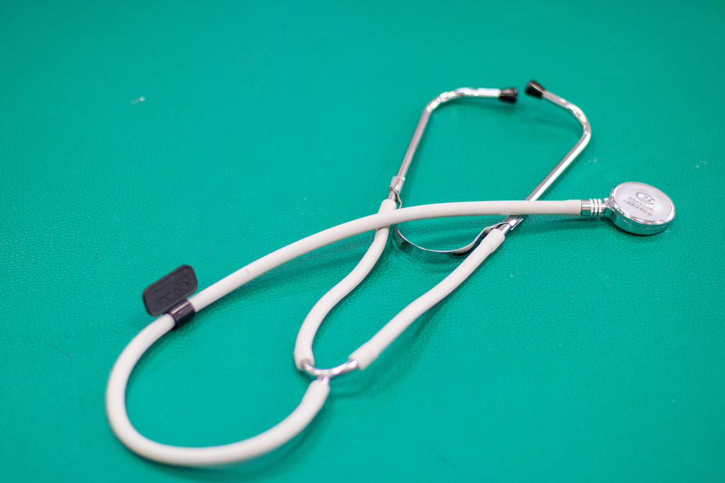 医疗健康体检报告听诊器背景图片