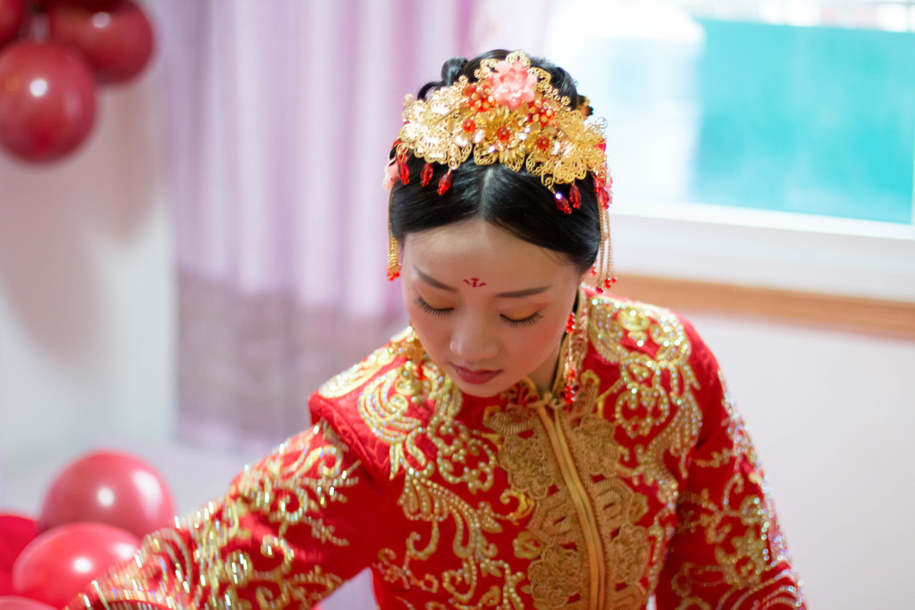 红色婚礼幸福新娘美发装饰背景图片