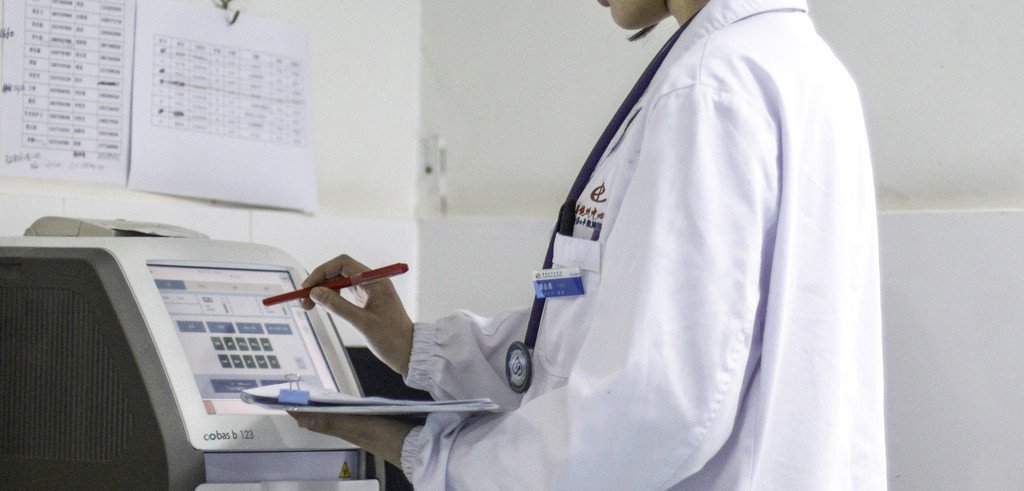 白色医疗年轻医生护士背景图片