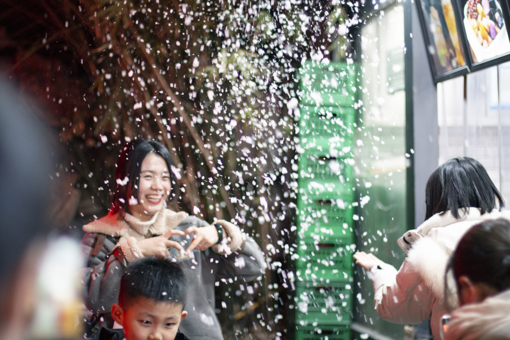 新年元宵节女生微笑下雪比心背景图片