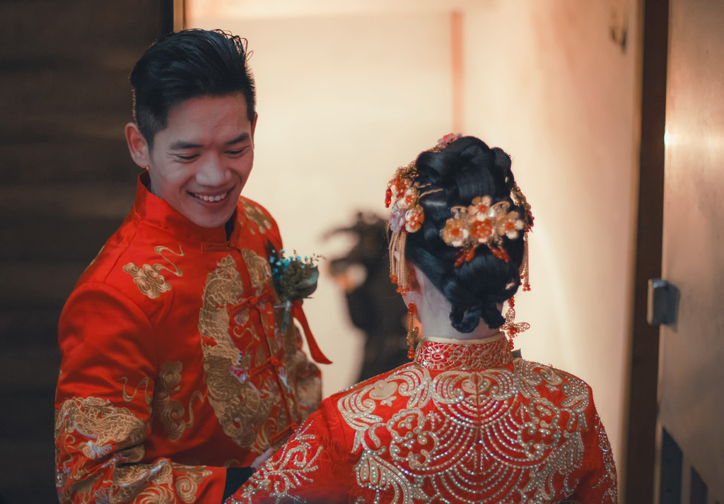 传统中式习俗婚礼新郎新娘背景图片