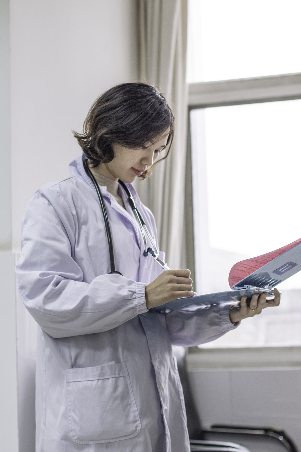 白色医疗年轻医生护士背景图片