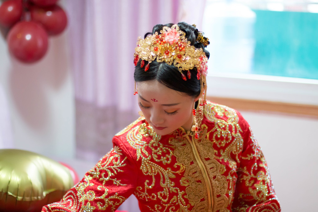 红色婚礼幸福新娘美发装饰背景图片