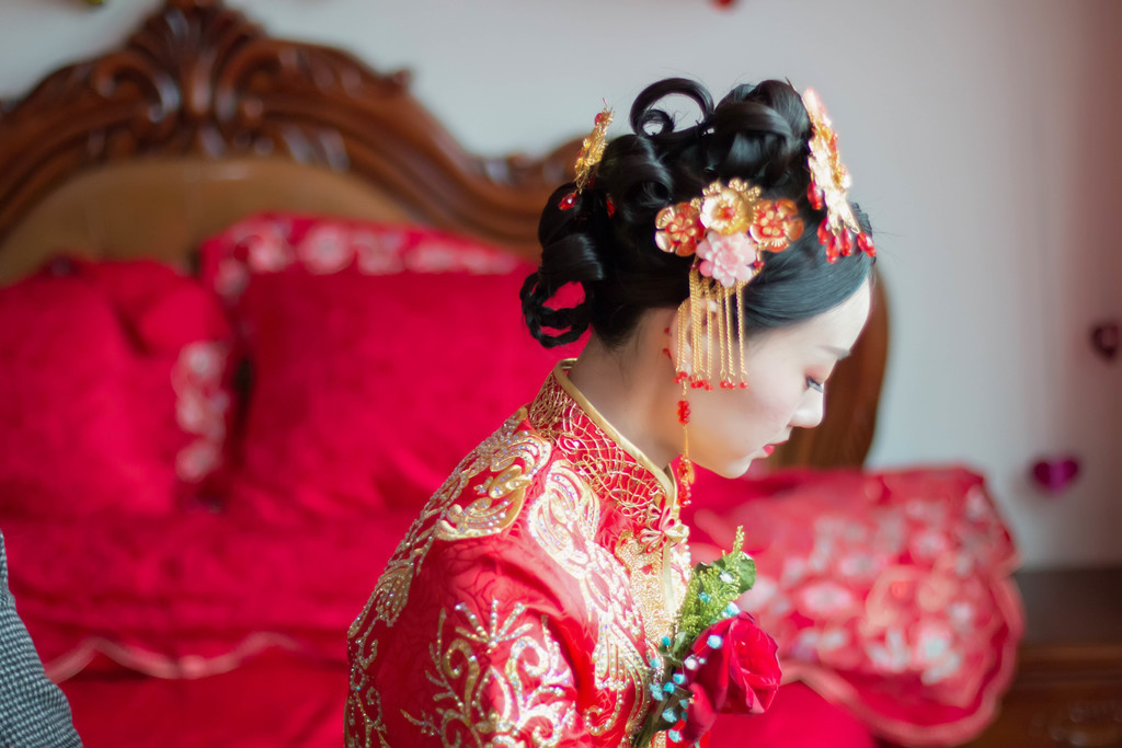 红色婚礼幸福新娘美发装饰背景图片