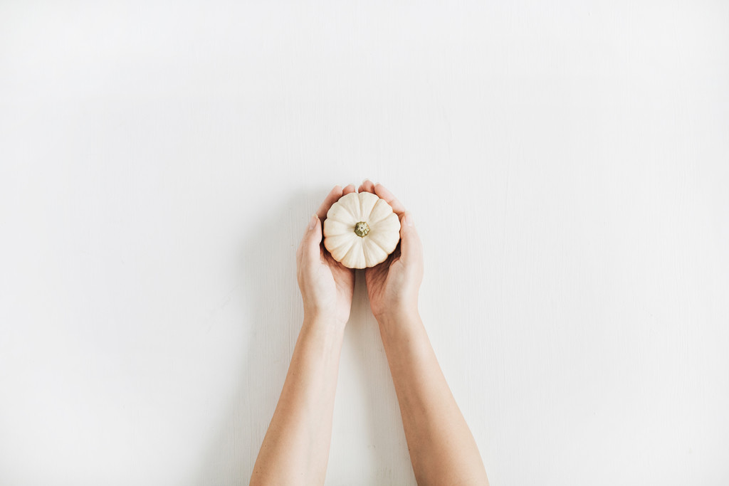 斯堪的纳维亚极简白色南瓜背景图片