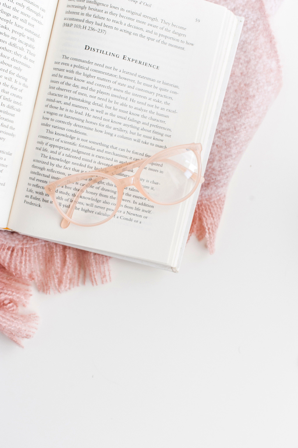 极简淡雅粉色系女性饰品背景图片