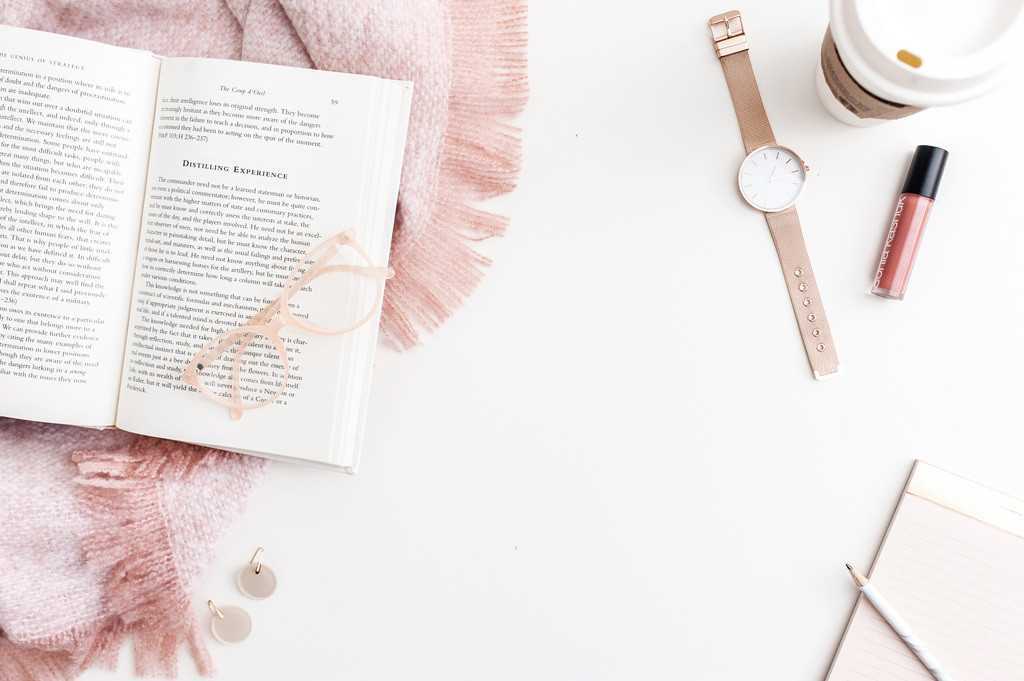 极简淡雅粉色系女性饰品背景图片