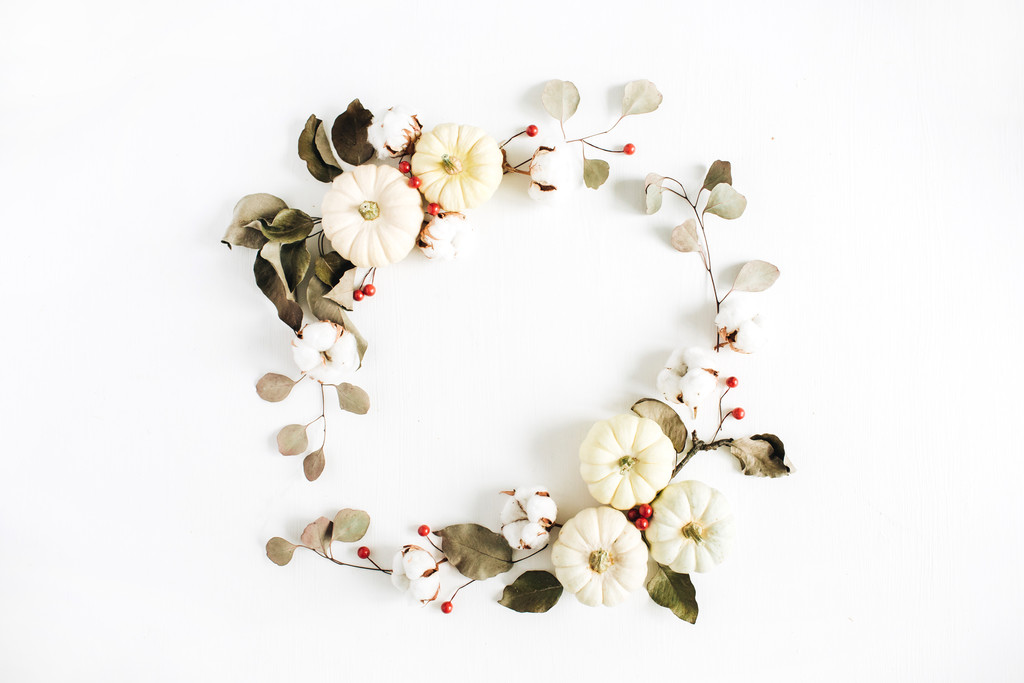 春天斯堪的纳维亚极简白色南瓜背景图片