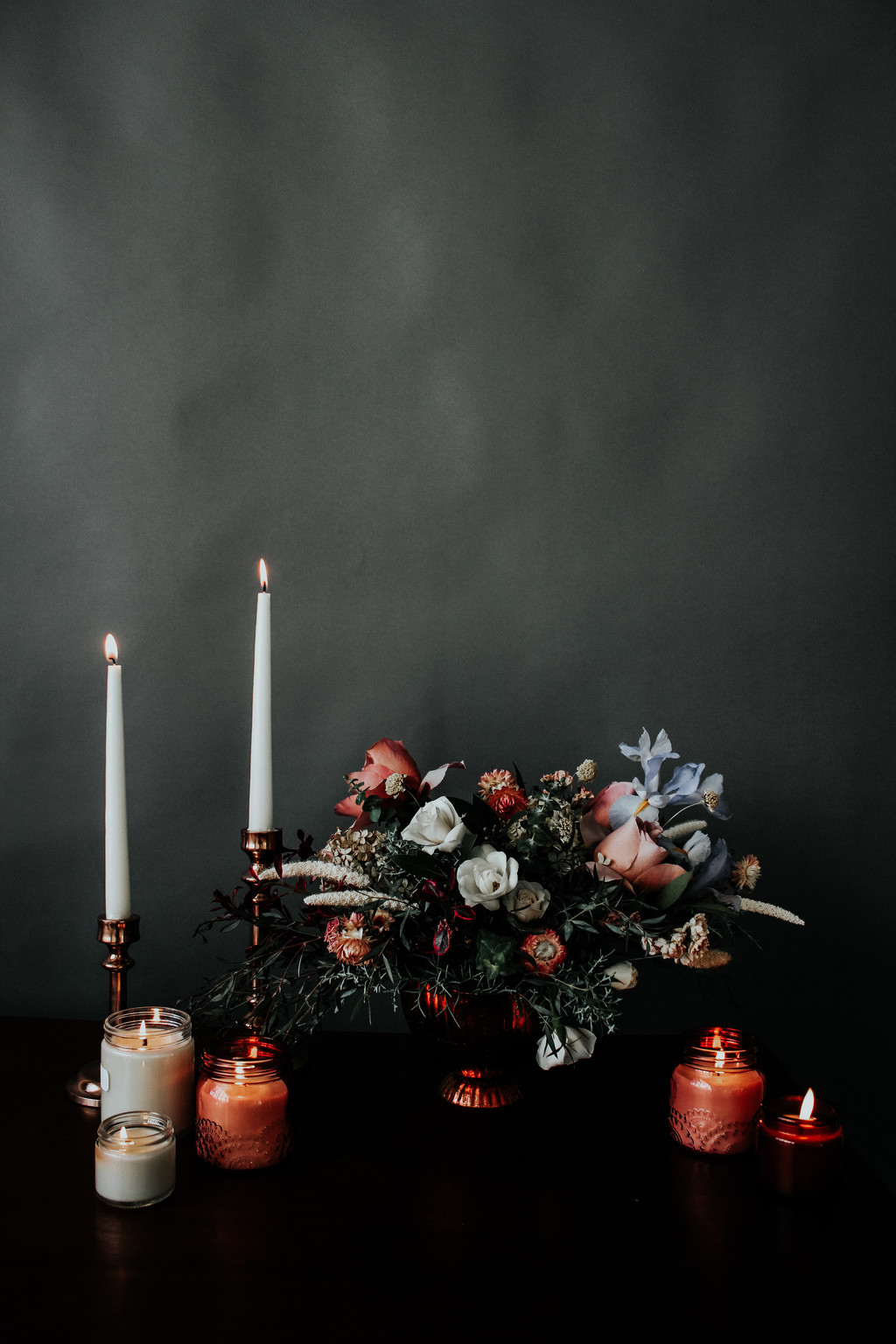 高档餐厅餐桌插花图片