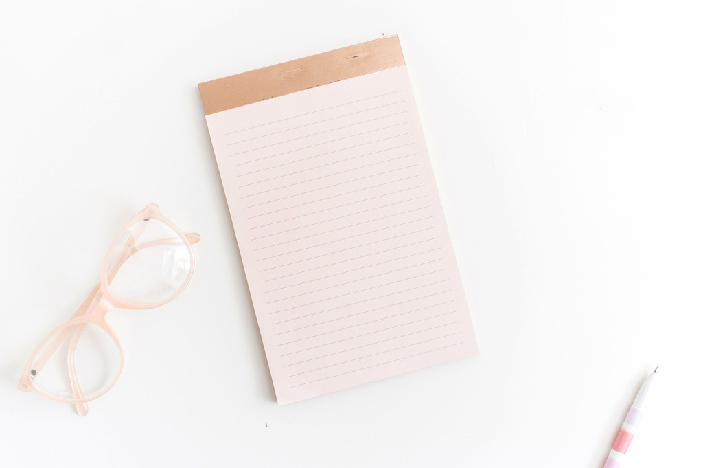 极简淡雅粉色系女性饰品背景图片