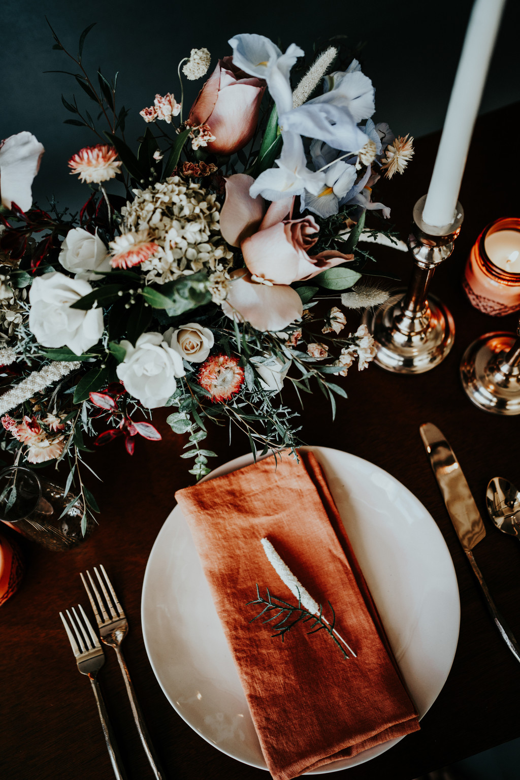 高档餐厅餐桌插花图片