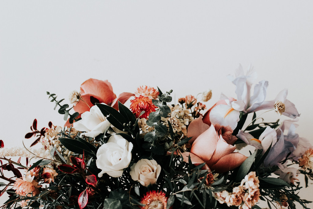 高档餐厅餐桌插花图片