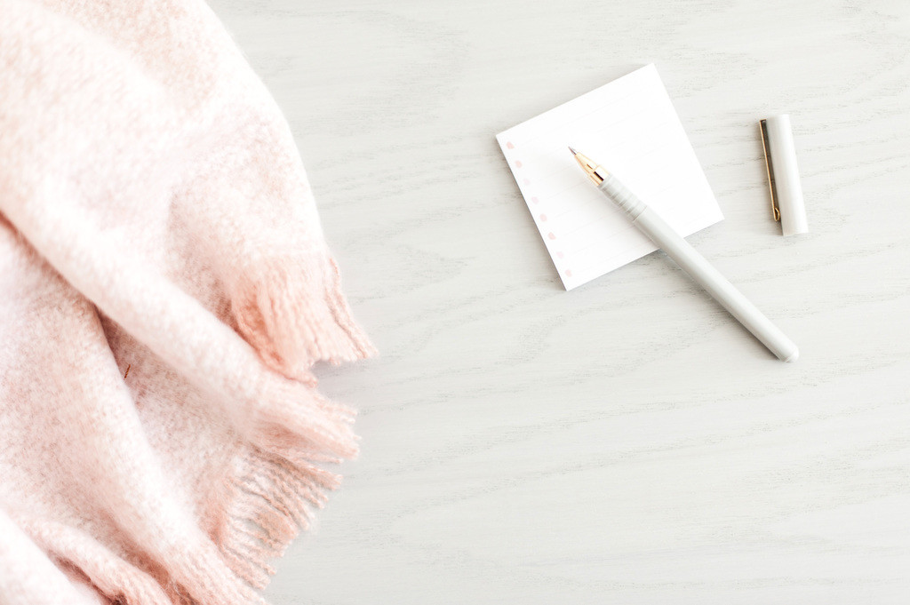 极简淡雅粉色系女性饰品背景图片