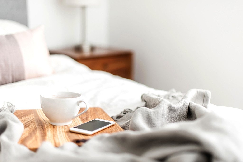 极简淡雅粉色系女性饰品背景图片