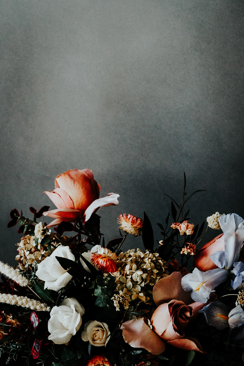 高档餐厅餐桌插花图片