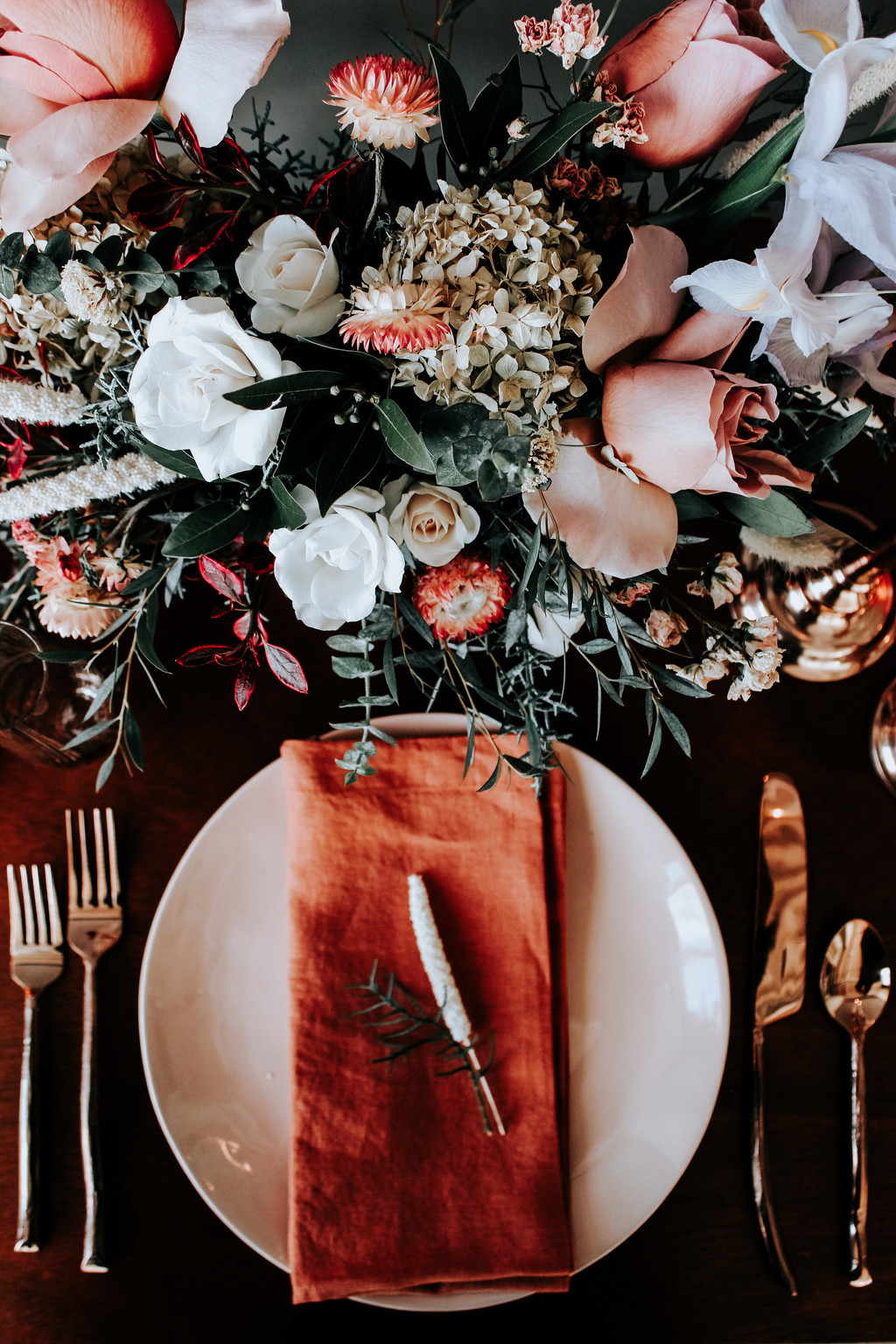 高档餐厅餐桌插花图片