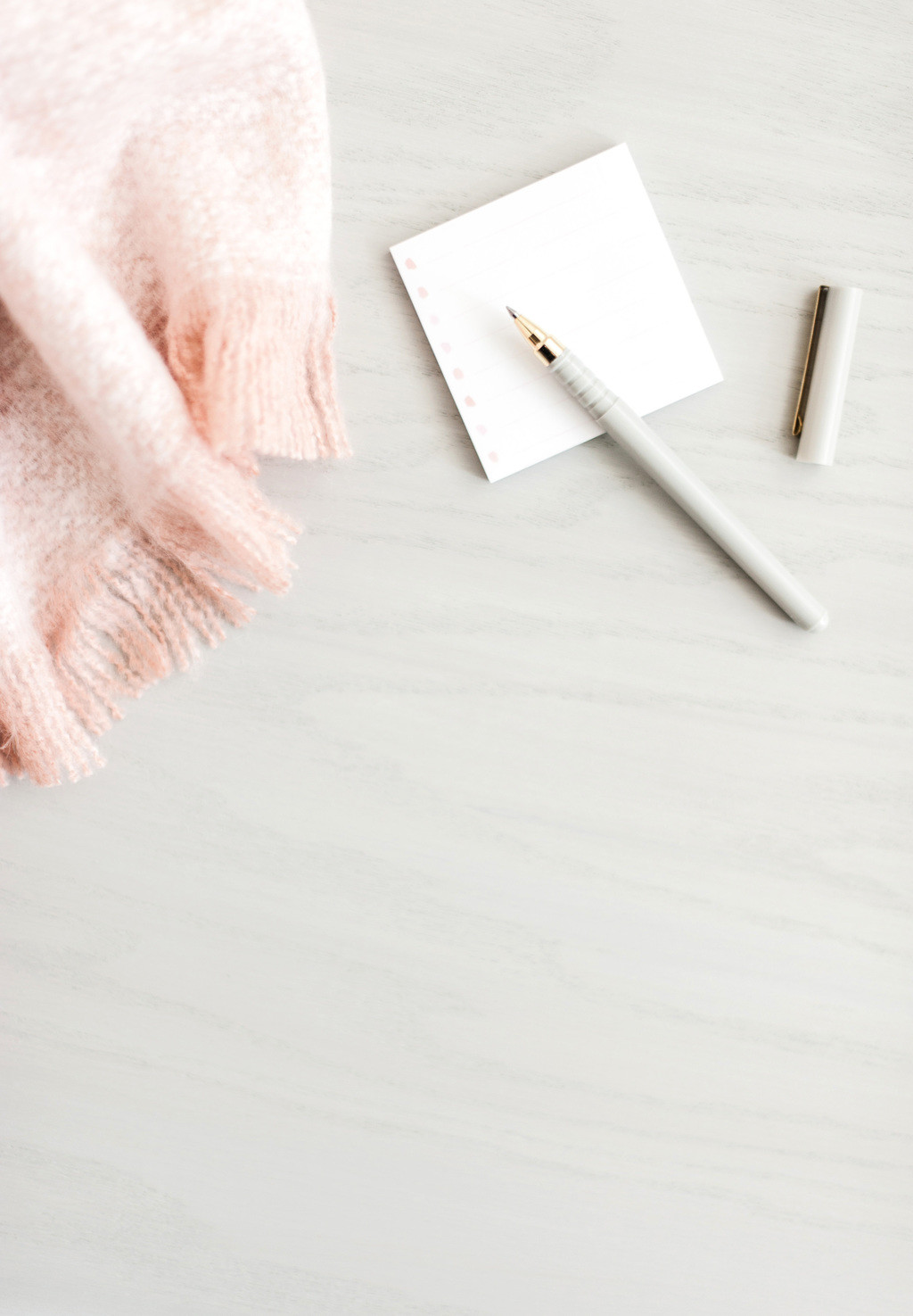 极简淡雅粉色系女性饰品背景图片