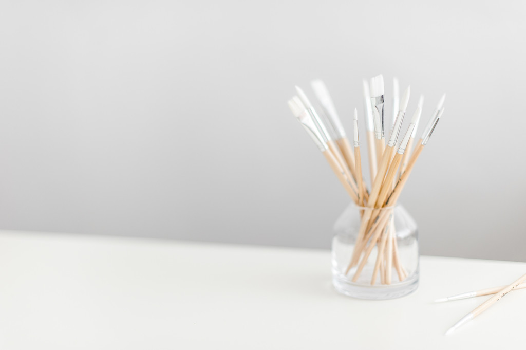 简约创意感水彩颜料画笔背景图片