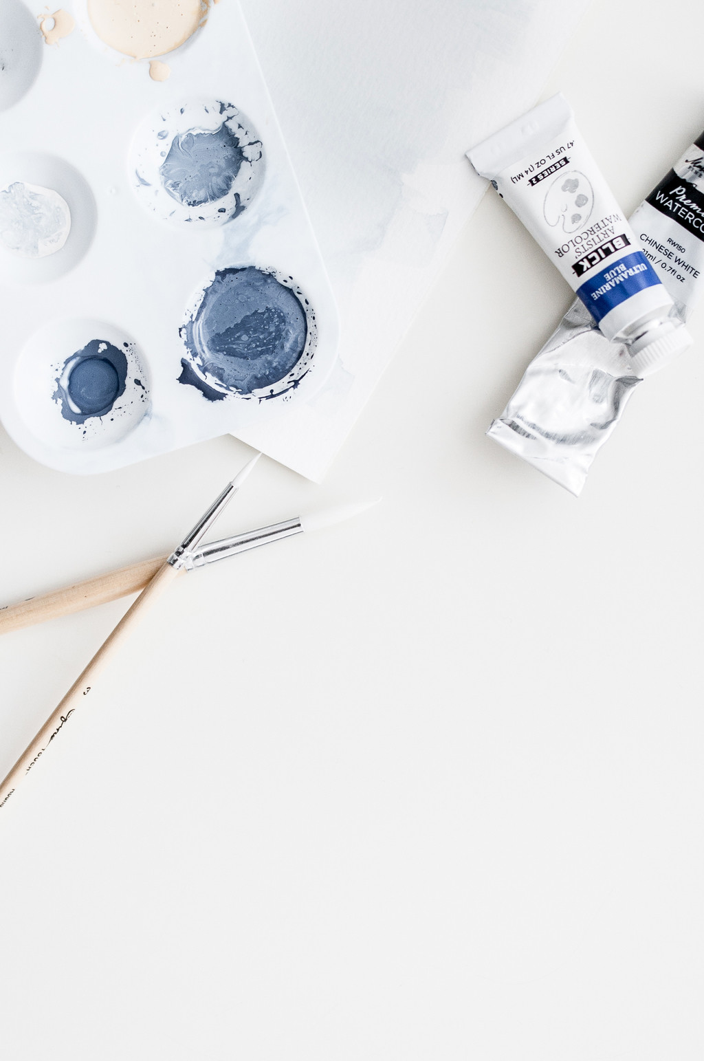 简约创意感水彩颜料画笔背景图片