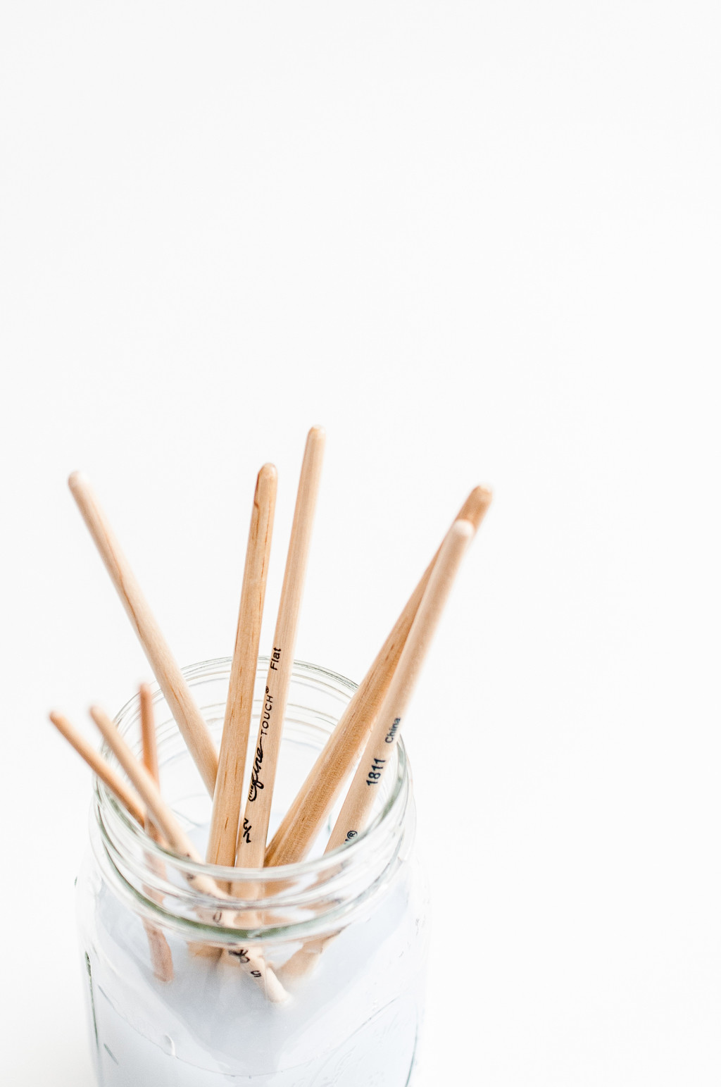 简约创意感水彩颜料画笔背景图片