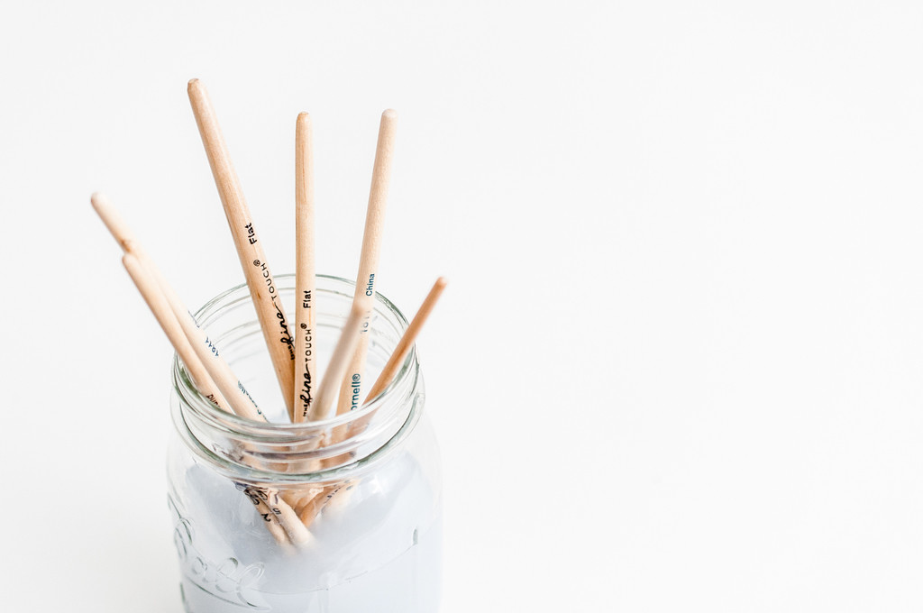 简约创意感水彩颜料画笔背景图片