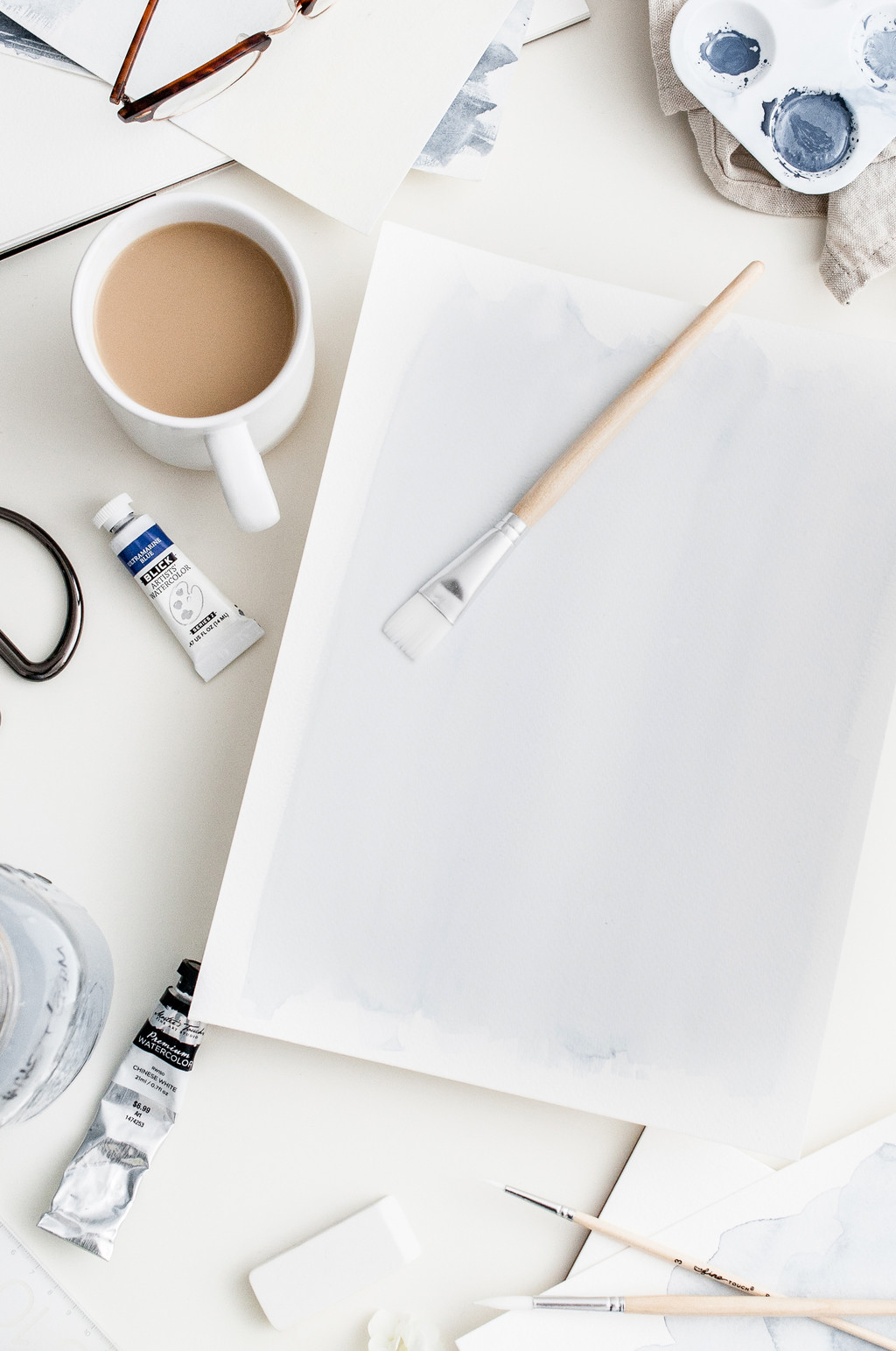 简约创意感水彩颜料画笔背景图片