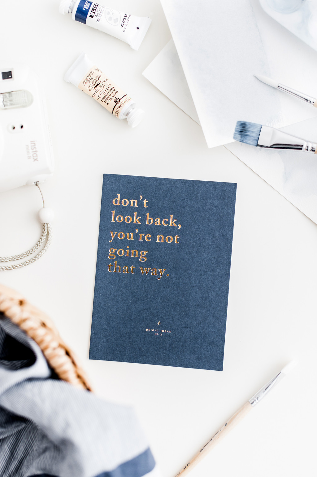 简约创意感水彩颜料画笔背景图片