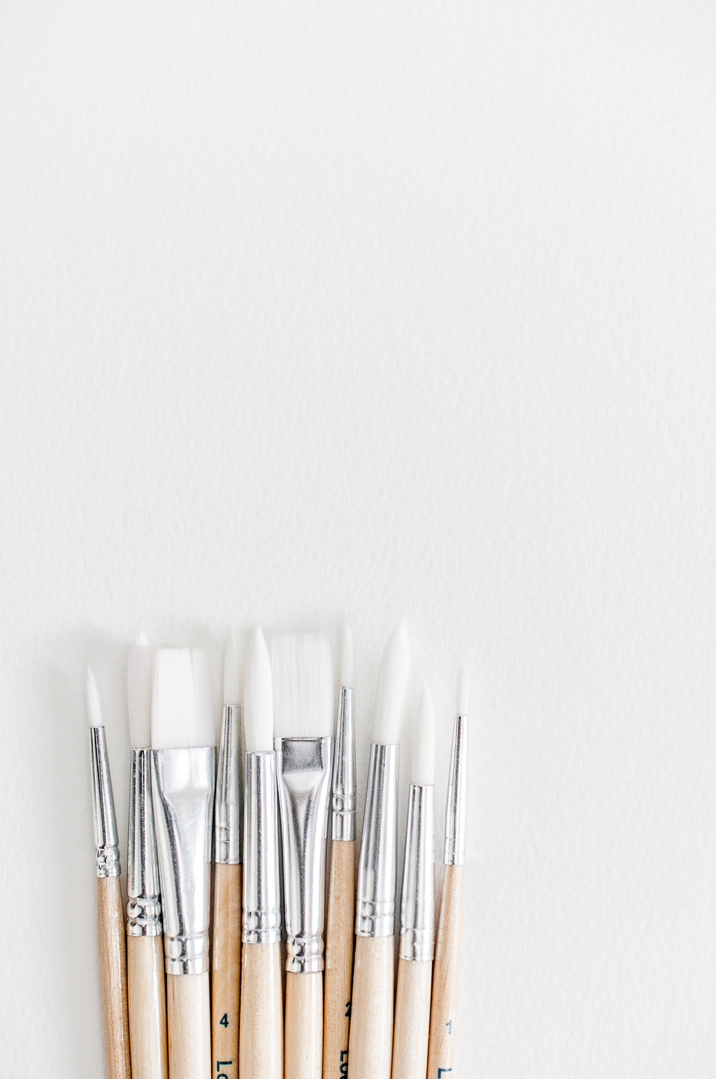 简约创意感水彩颜料画笔背景图片