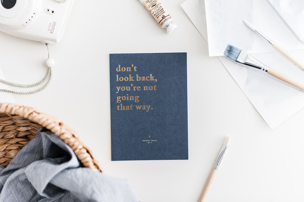 简约创意感水彩颜料画笔背景图片