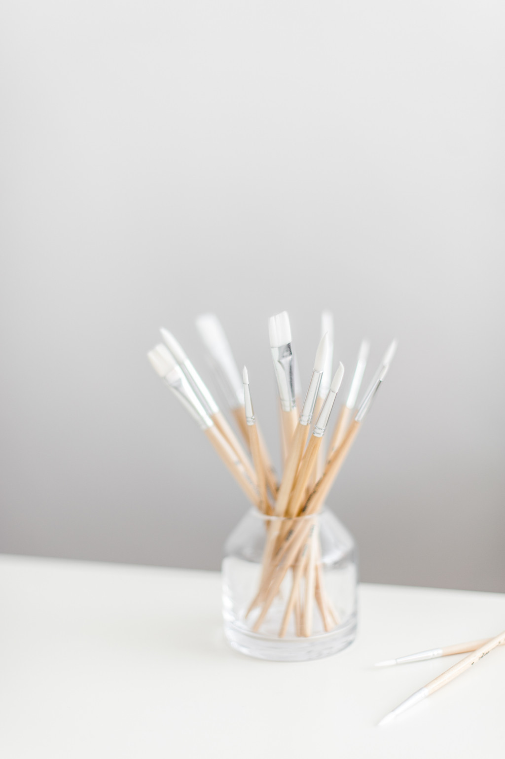 简约创意感水彩颜料画笔背景图片