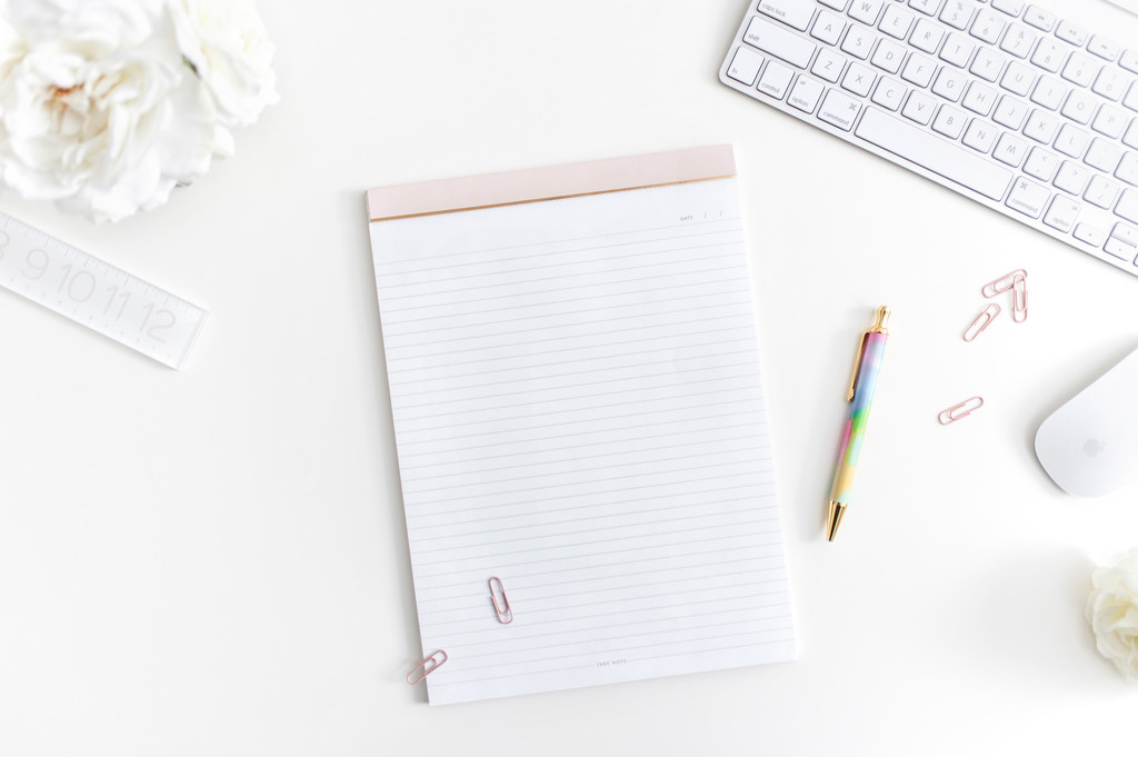 极简彩色铅笔文具背景图片