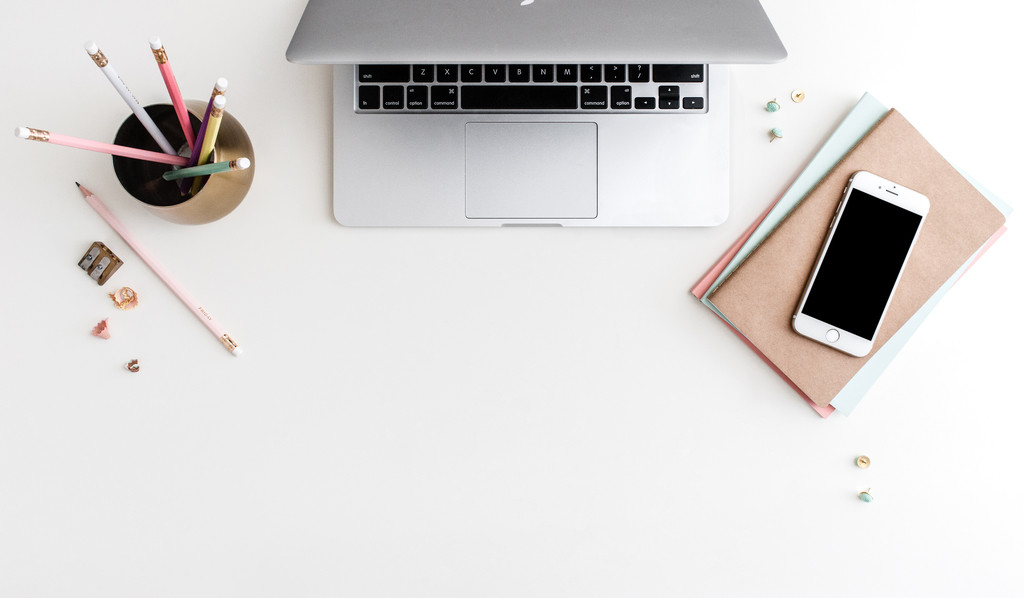 极简彩色铅笔文具背景图片