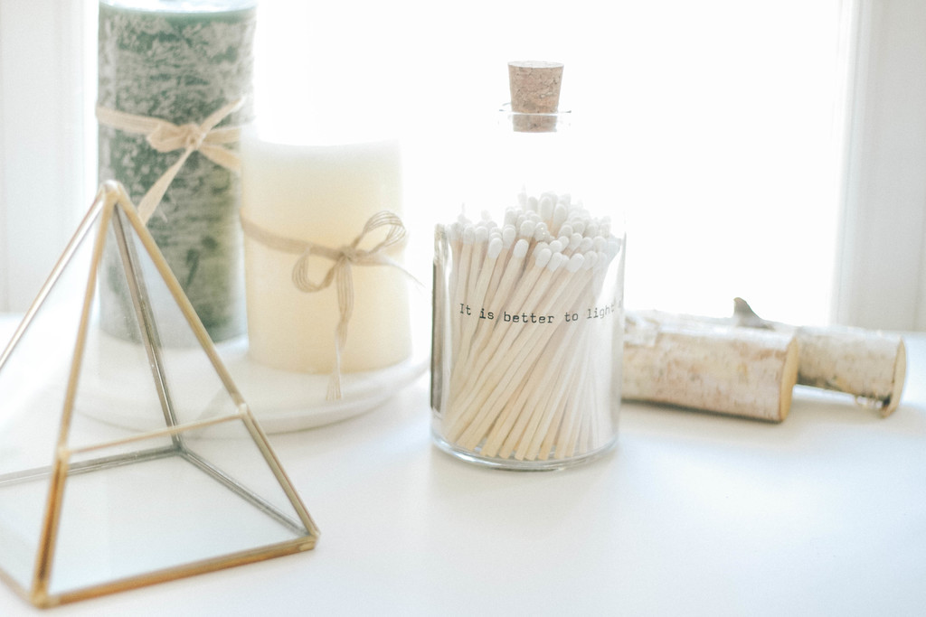 极简松树松子木头背景图片