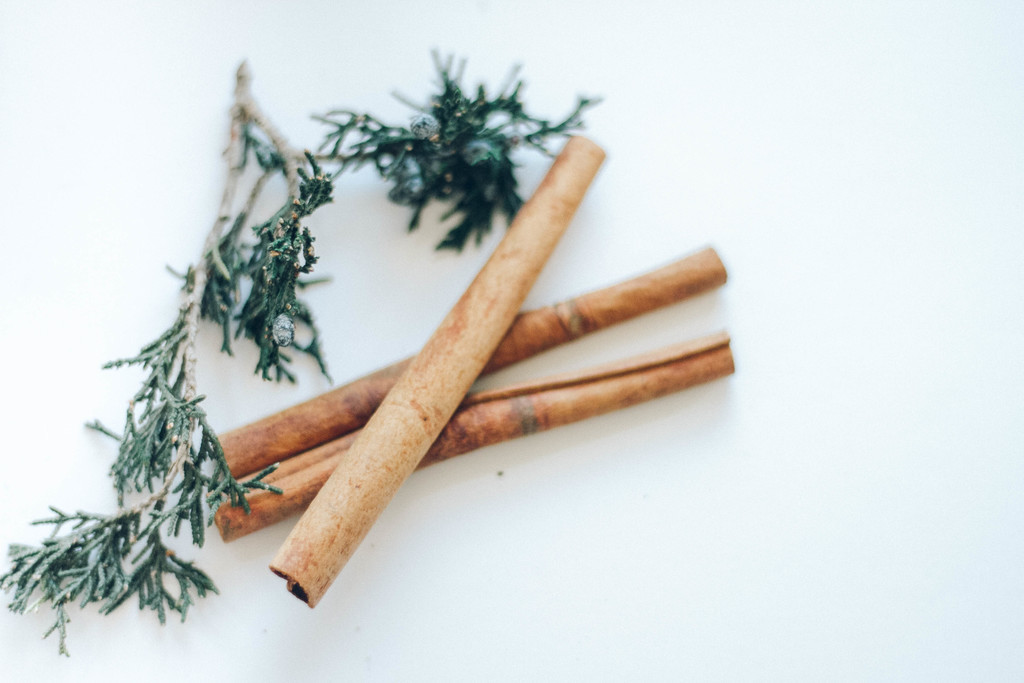 极简松树松子木头背景图片