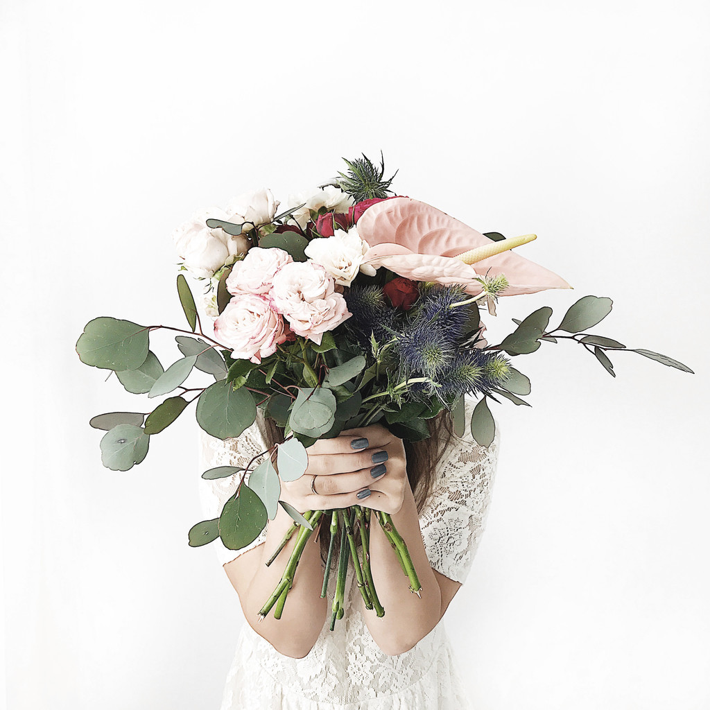 春天简约小清新女性鲜花女神节妇女节装饰物品背景图片