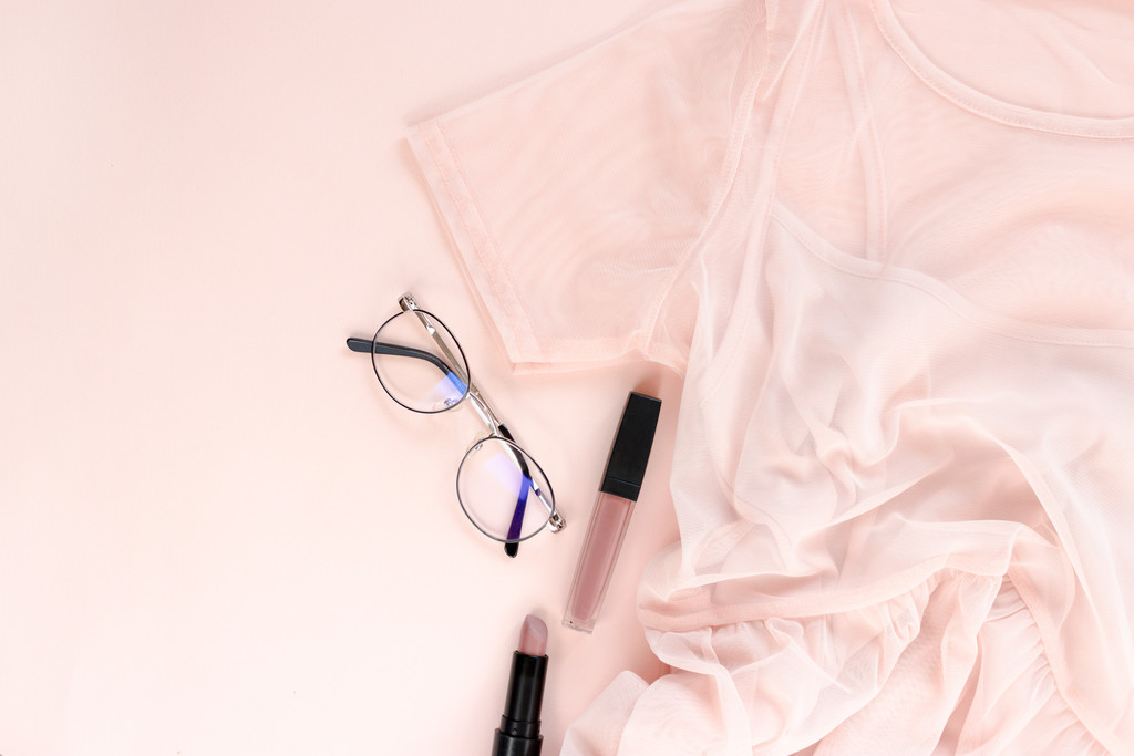 个性化粉色女性服装饰品摆放图片