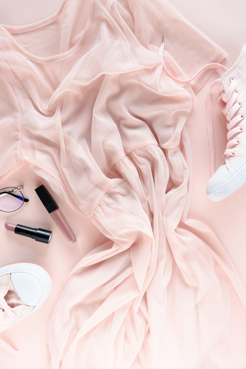 个性化粉色女性服装饰品摆放图片