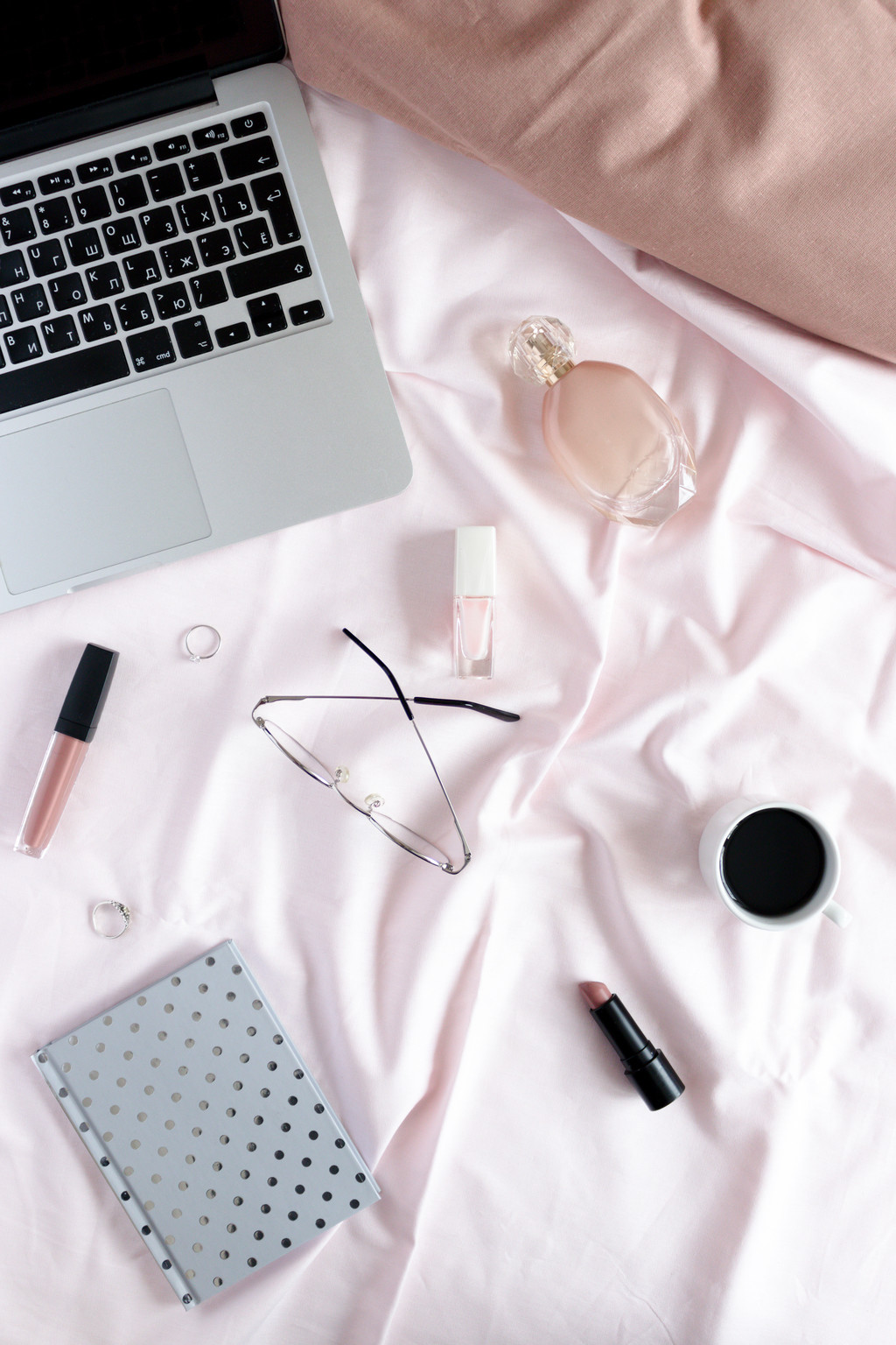 个性化粉色女性服装饰品摆放图片