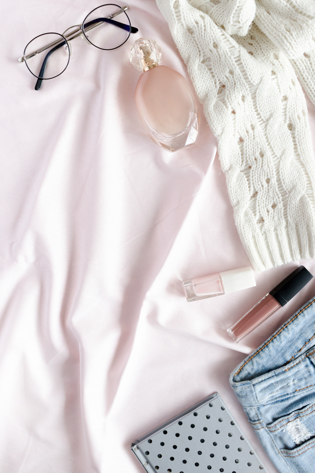 个性化粉色女性服装饰品摆放图片