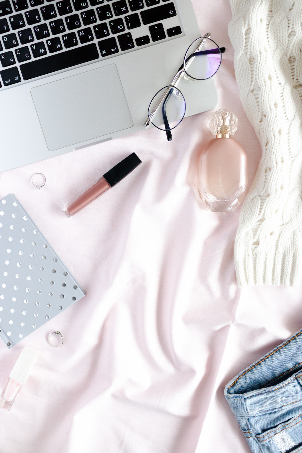 个性化粉色女性服装饰品摆放图片