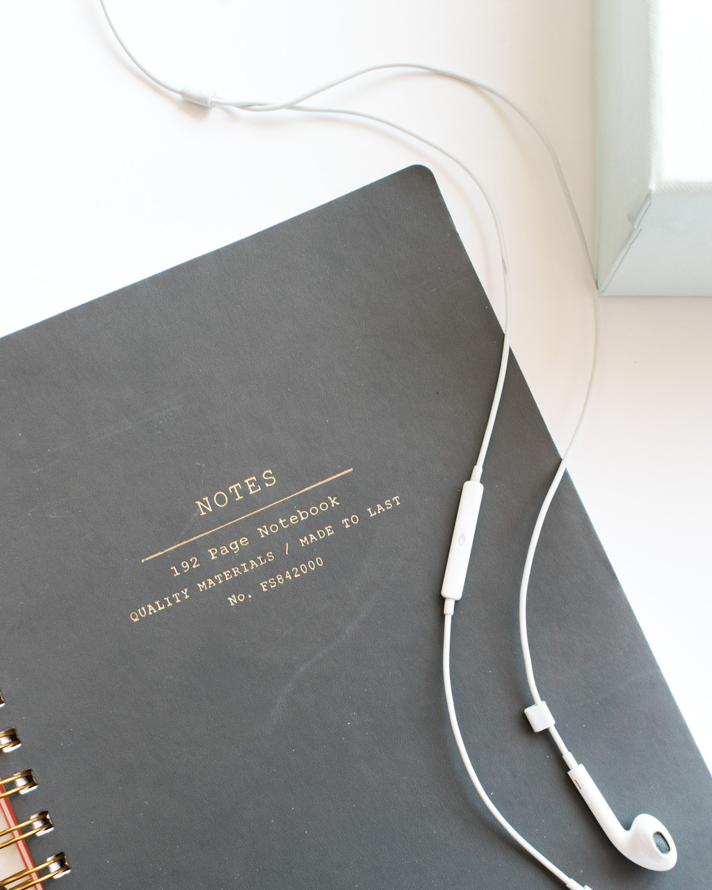 极简主义素雅文具饰品摆放桌面图片