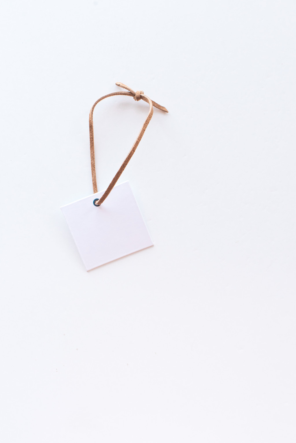 极简主义素雅文具饰品摆放桌面图片