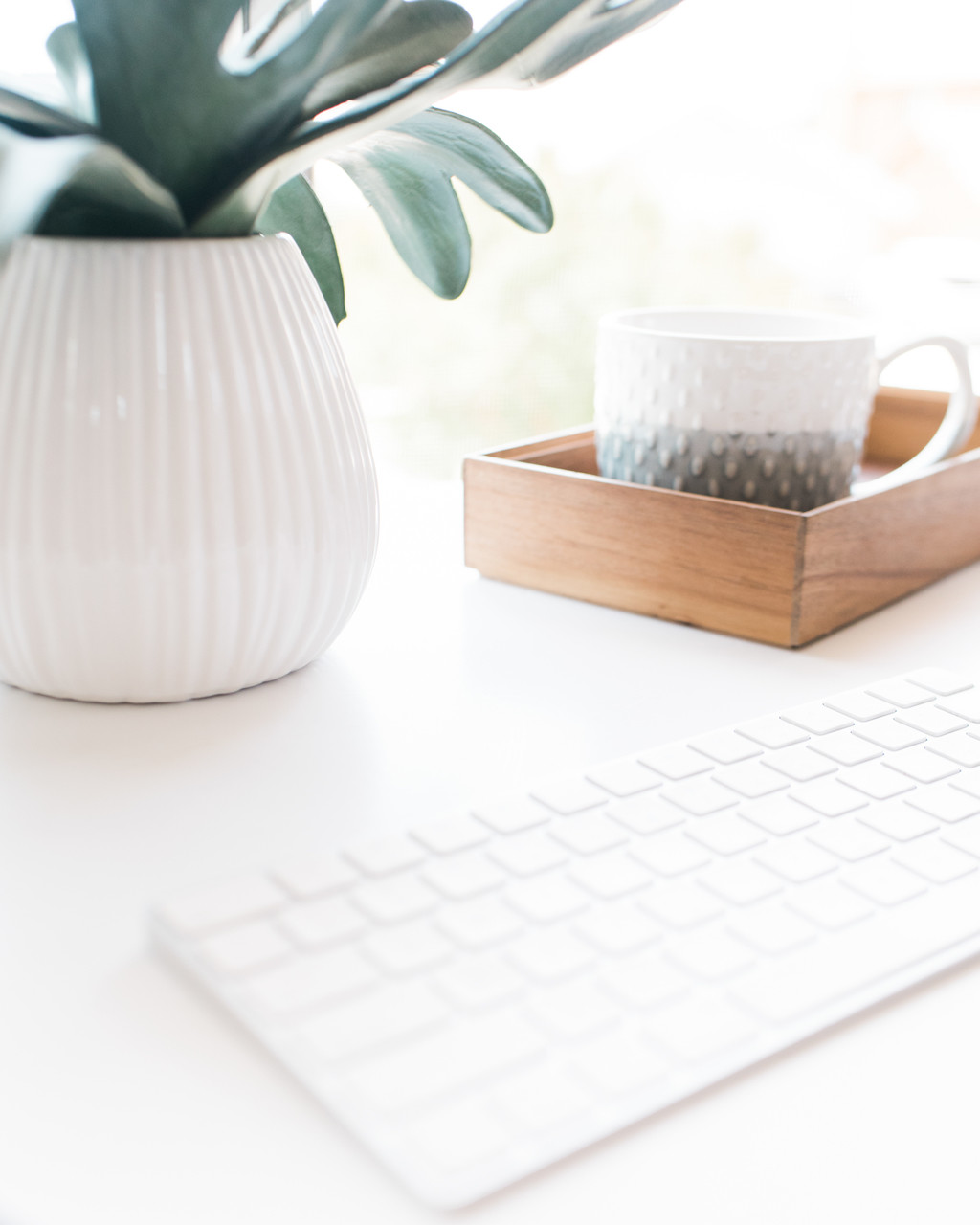 极简主义素雅文具饰品摆放桌面图片