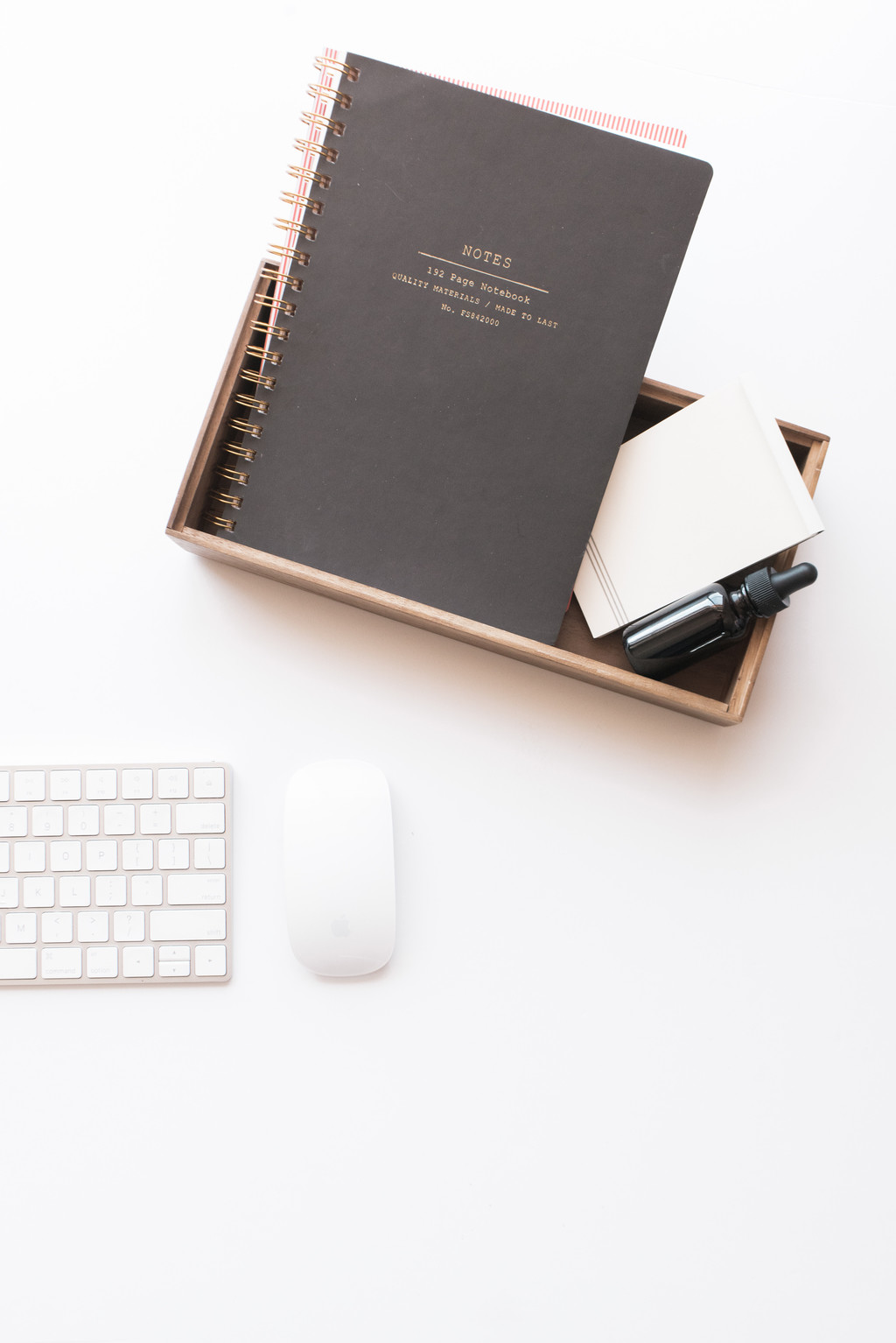 极简主义素雅文具饰品摆放桌面图片