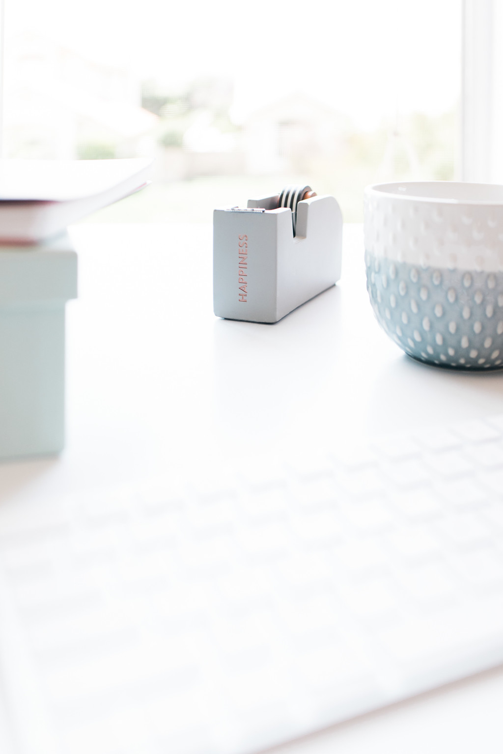 极简主义素雅文具饰品摆放桌面图片