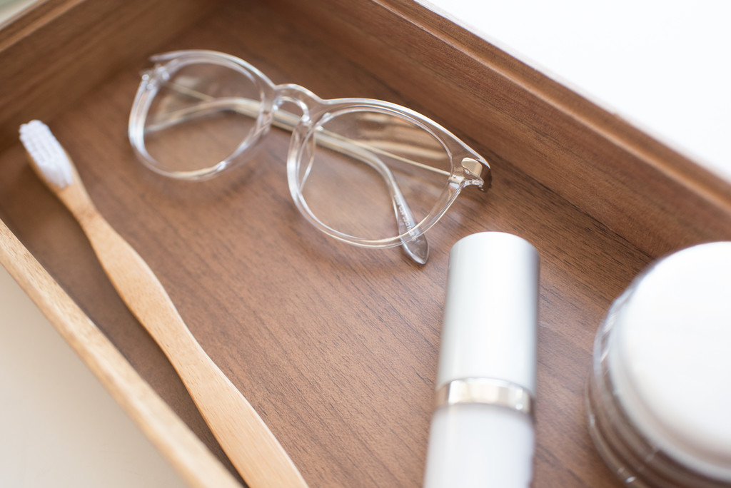 极简主义素雅文具饰品摆放桌面图片