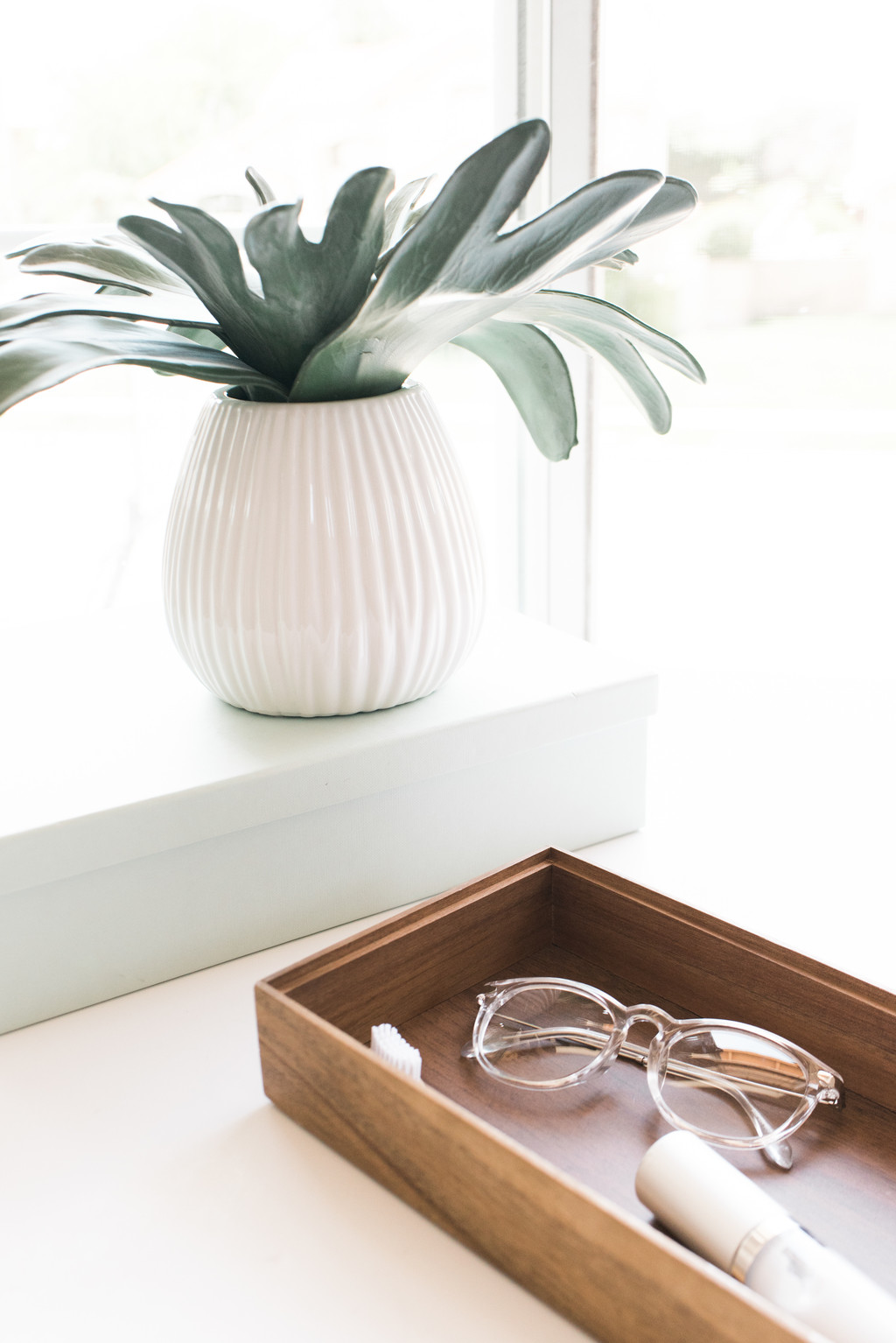 极简主义素雅文具饰品摆放桌面图片