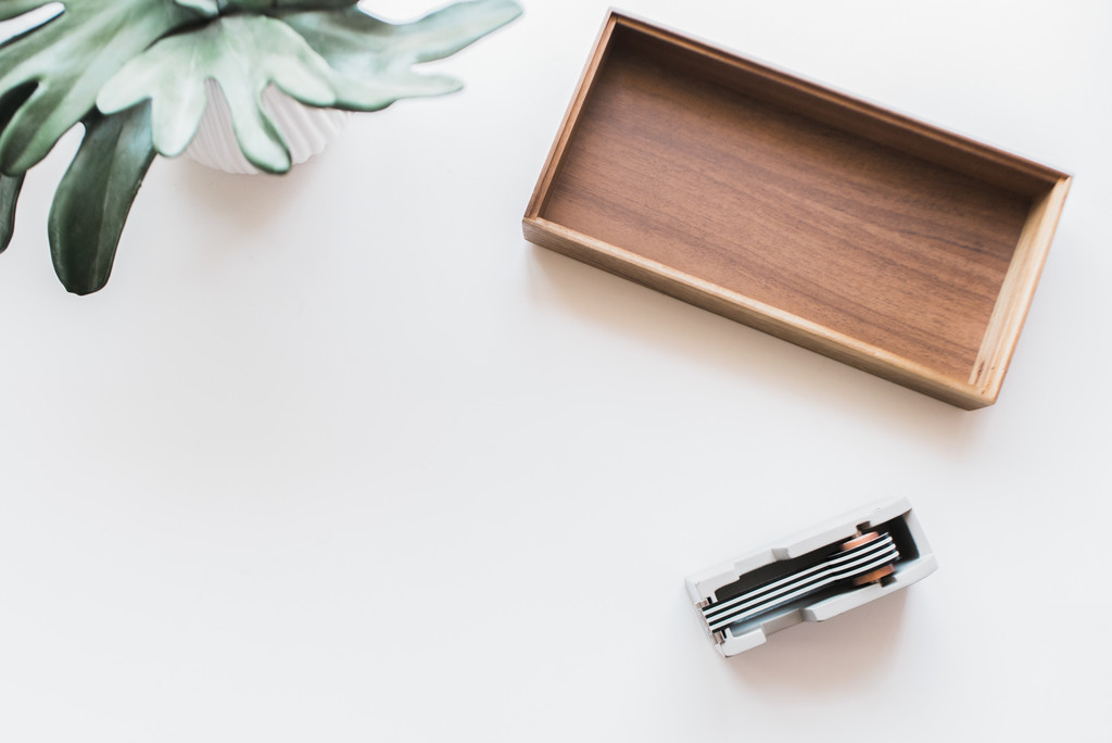 极简主义素雅文具饰品摆放桌面图片